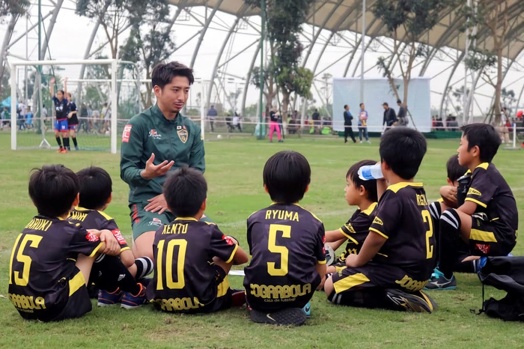 ベトナムでサッカーを教える井上寛太