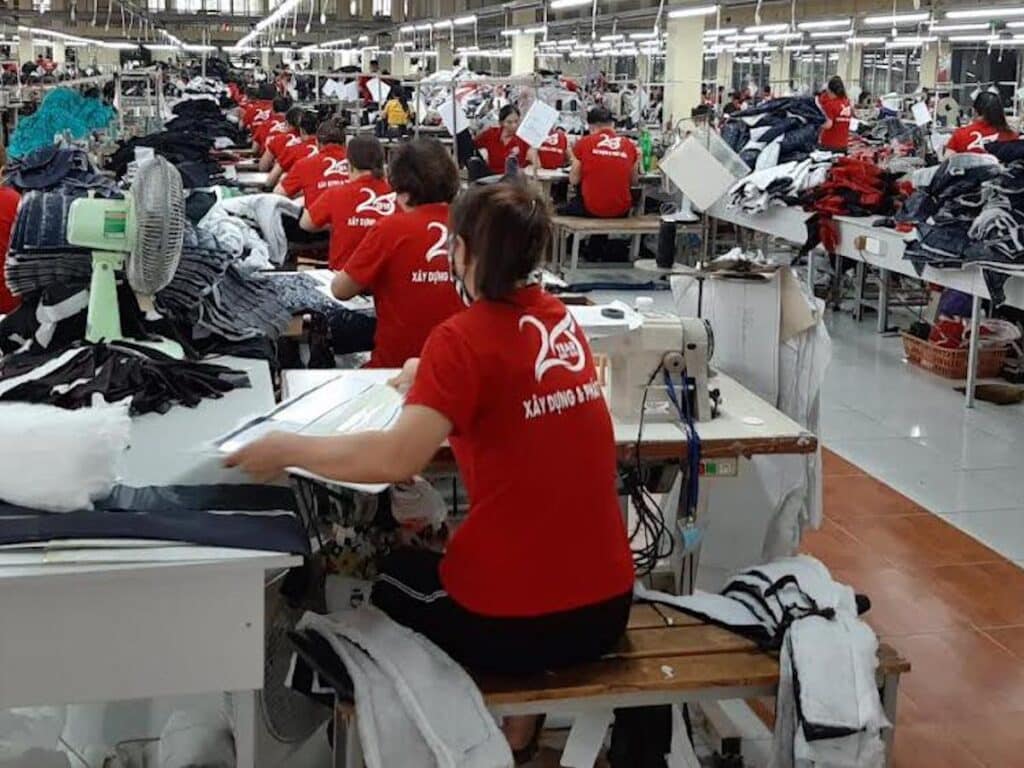 ベトナム縫製工場(チエンタン縫製会社)での作業の様子