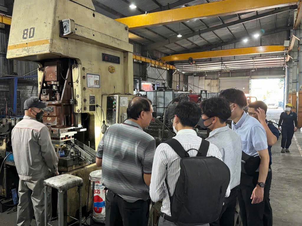 工場内で製造プロセスの視察