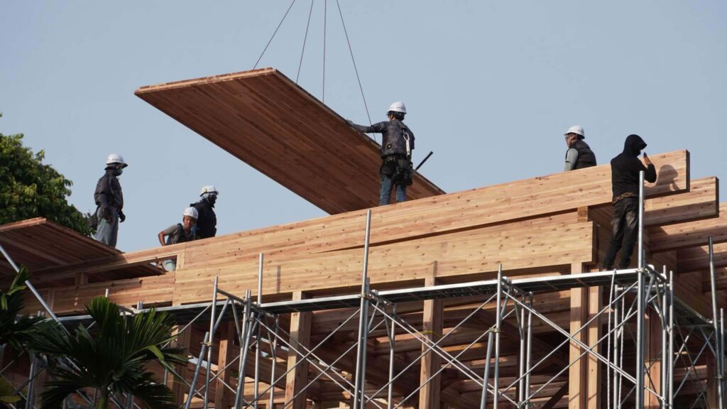 ベトナムで大工建築の工事中