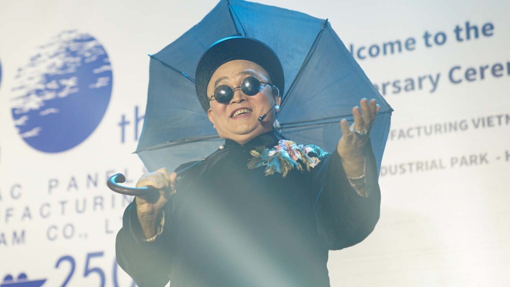 披露中に変身している芸人ースアン・ヒンさん