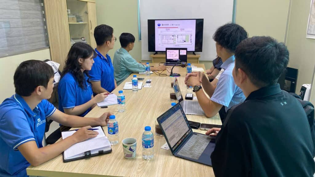 G社・ベトナム企業・アテンドするウォンズスタッフがオフィスにいるウォンズスタッフも交えてオンライン会議を行う様子