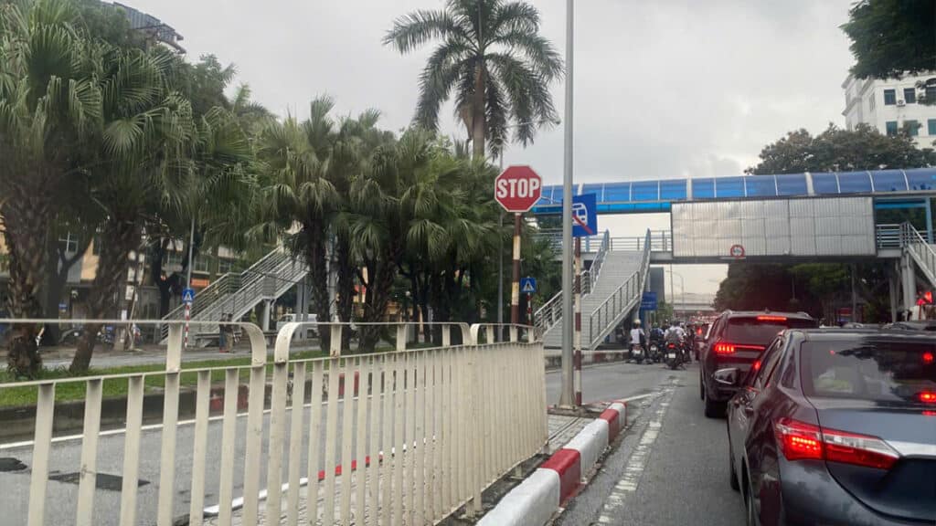 パレードのリハーサルのため通行止めの状況