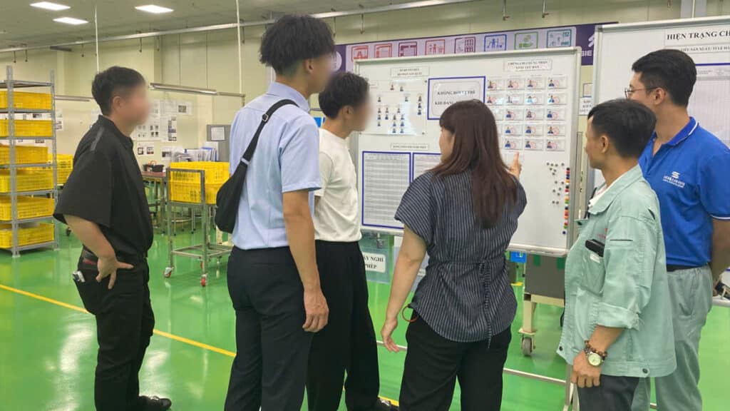 視察会社から溶接資格を獲得した人材リストを紹介していただいている様子