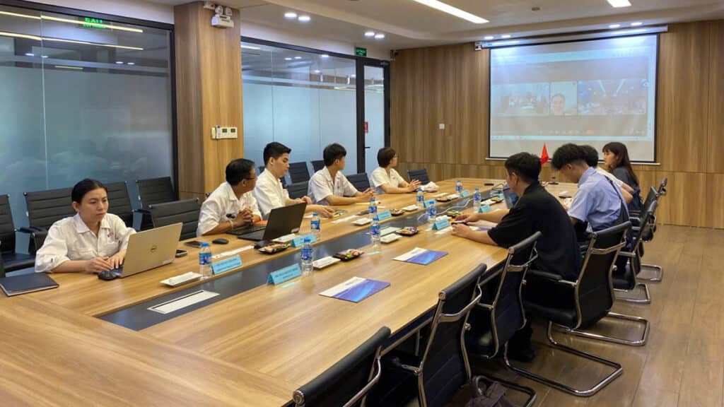 工場視察を終えた後の打ち合わせの様子